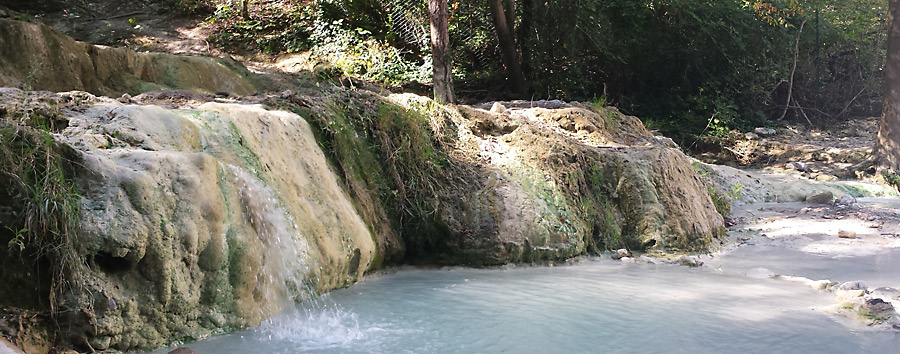 Cascatelle di acqua termale